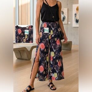 NEW Umgee Floral Wide Leg cropped Palazzo Pants with slit - in bag/ with tags